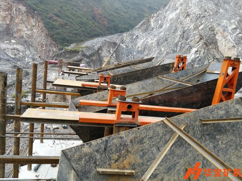 陜西寶雞市順通達礦業(yè)時產(chǎn)1000噸振動篩